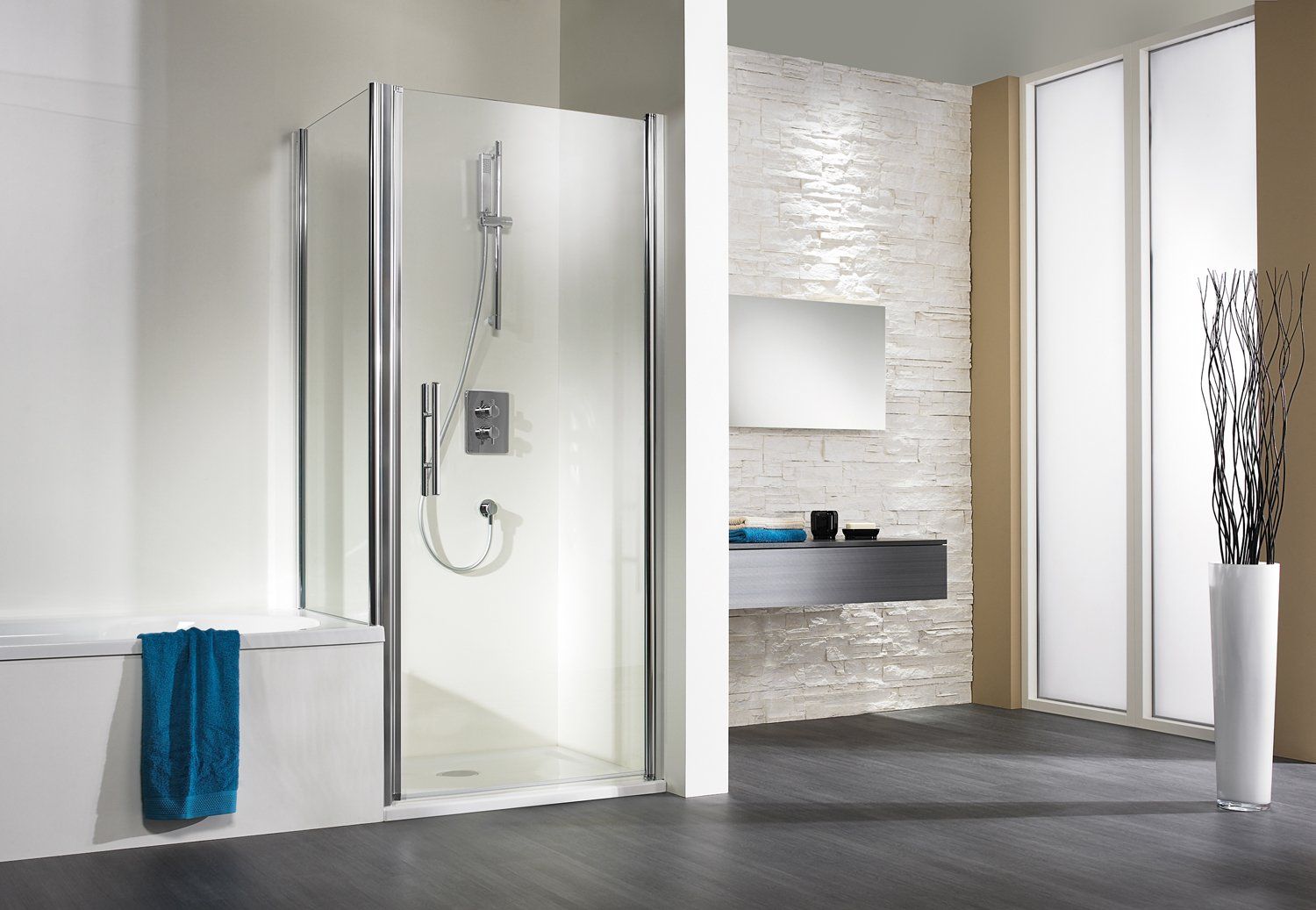 Dusche zwischen Badewanne und Ecke eines Bades