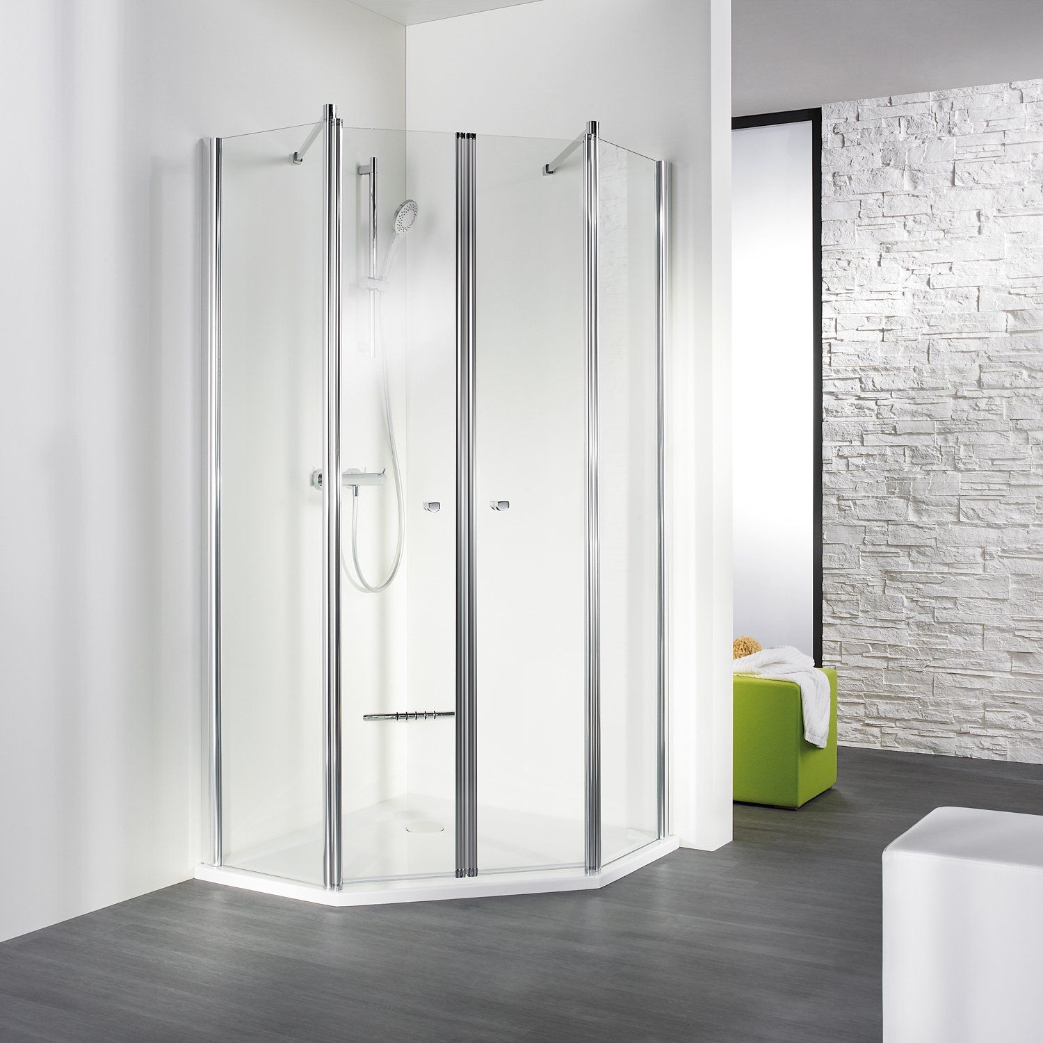 Fünfeckdusche in Badezimmer mit schwarzem Boden und Steinwand