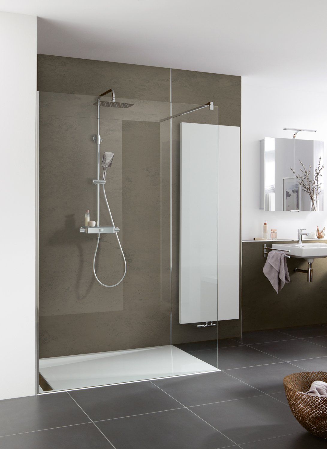 Walk in Dusche Badezimmer braune Wand