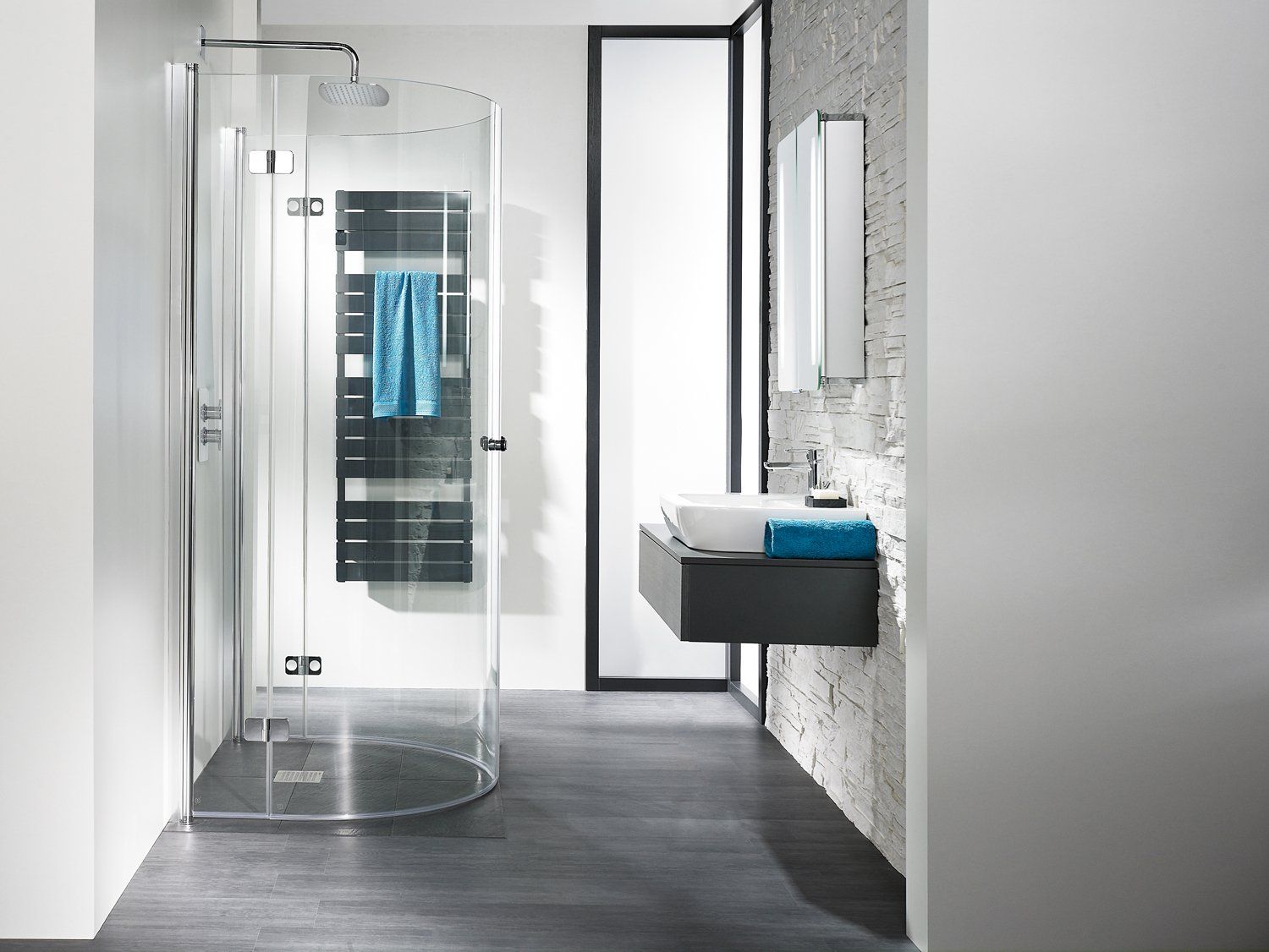kleines Bad mit Waschbecken und Runddusche und schwarzem Waschbecken