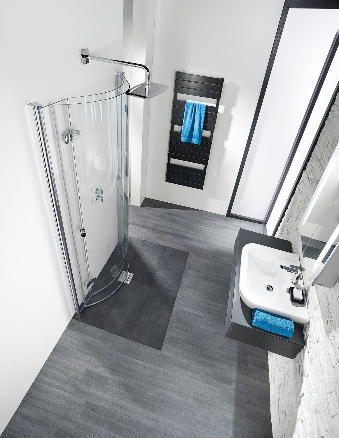Überblick über das gesamte Zimmer von oben mit eingefalteter Dusche