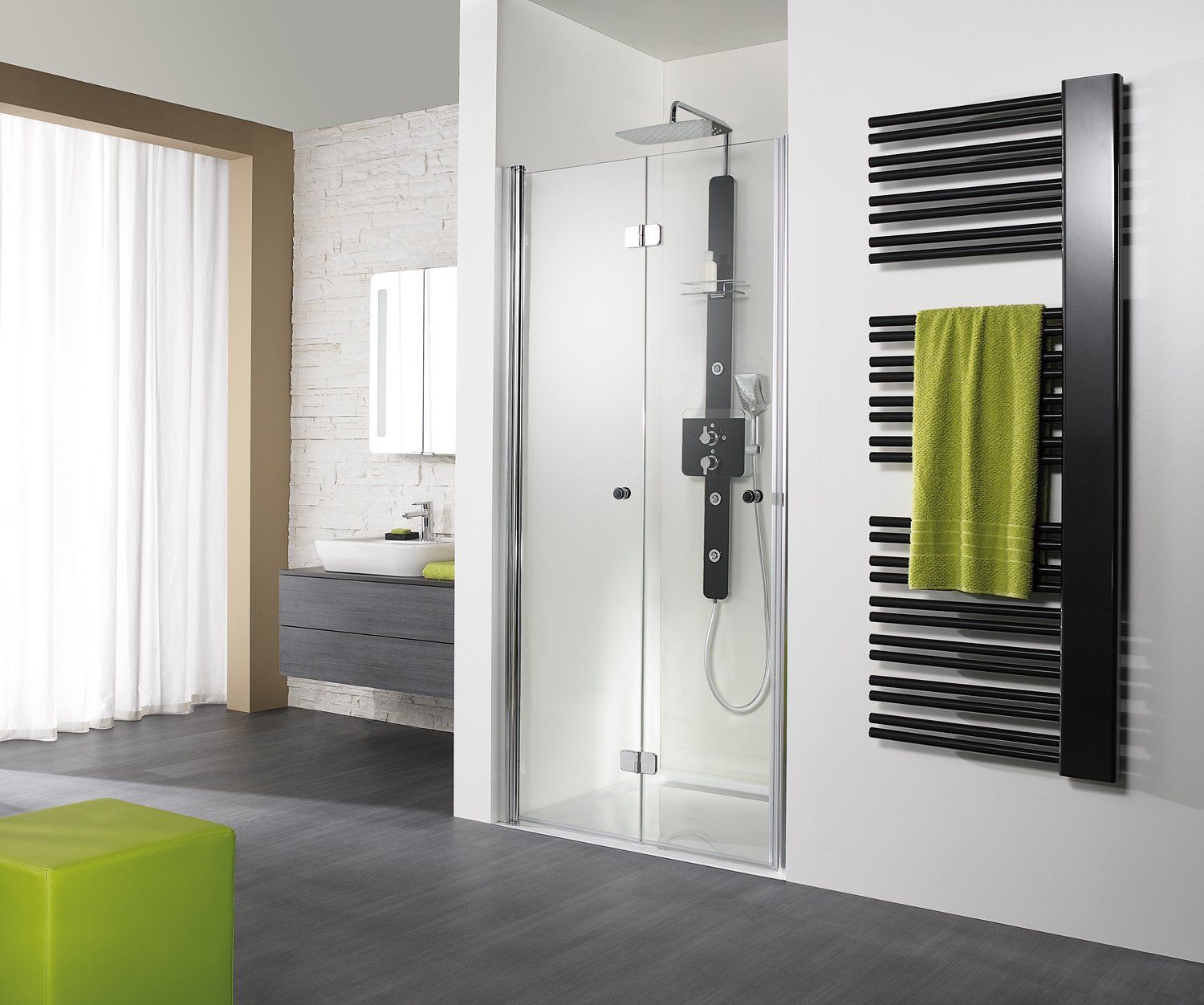 großes Bad mit Dusche in Raumnische und grünen Dekoelementen