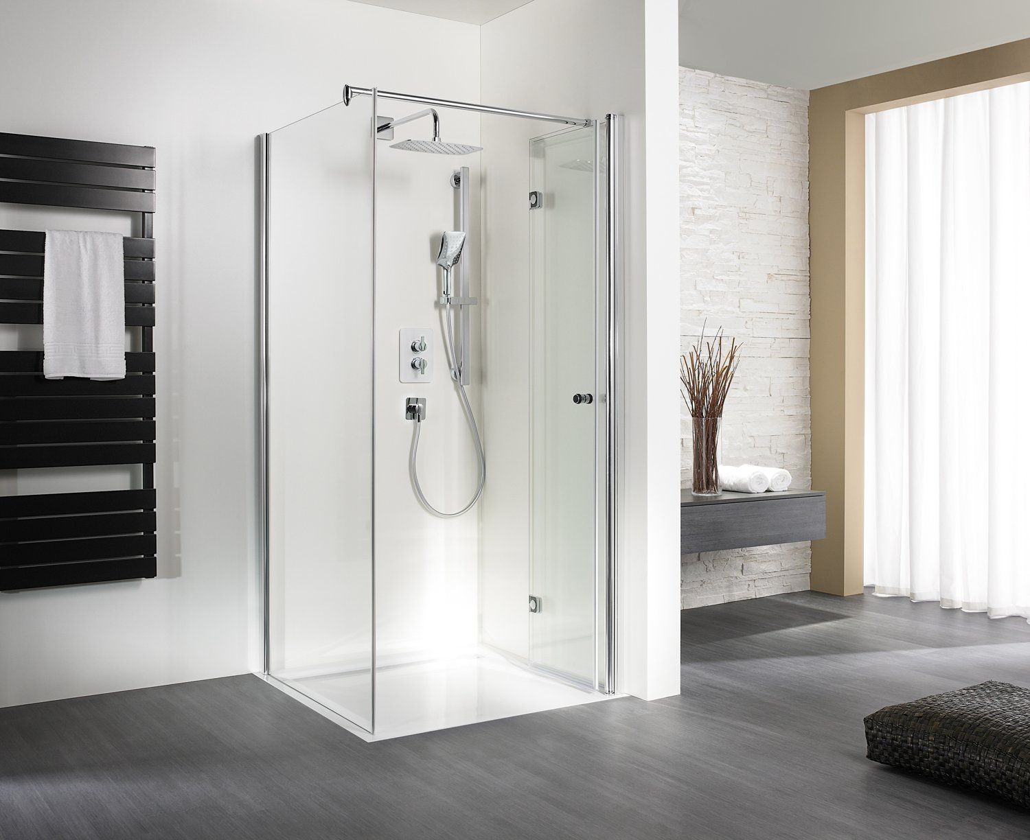 Dusche in Ecke von Bad mit schwarzem Handtuchhalter und Dekorationen