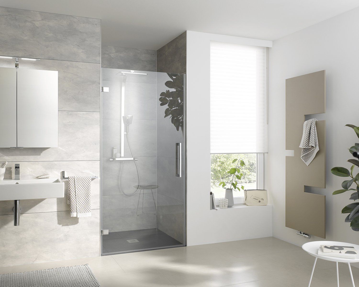 Großes Badezimmer mit Dusche in Nische eingebaut neben großem Fenster