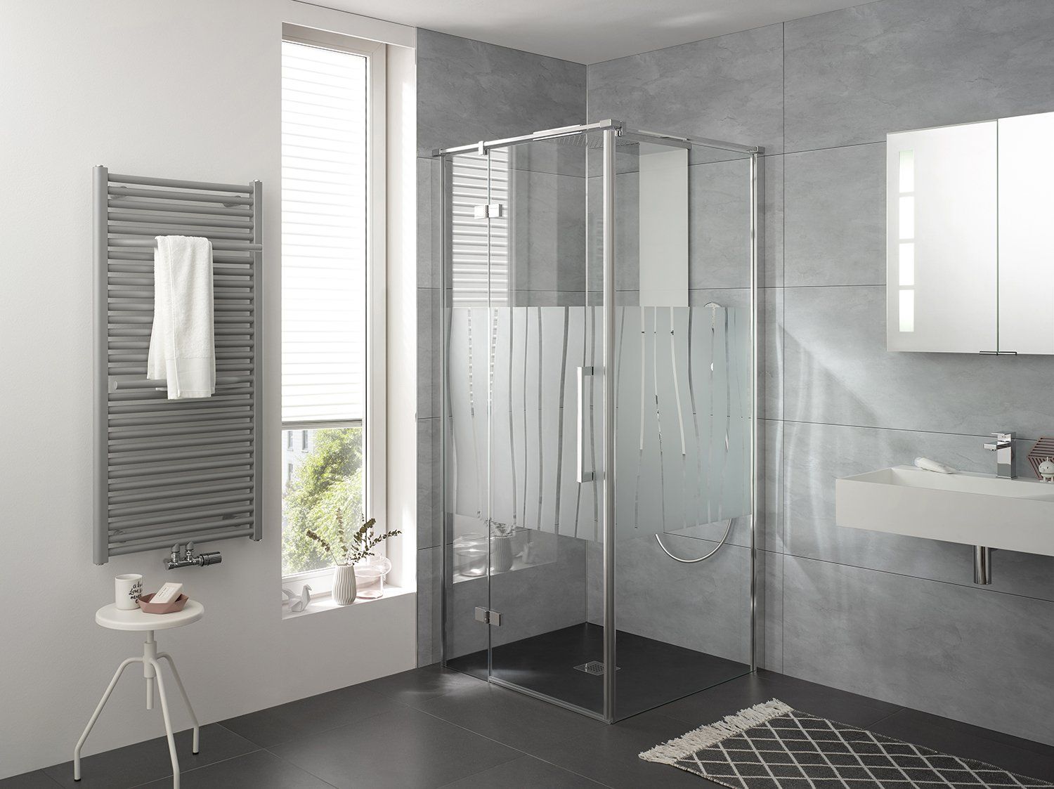 Dusche mit gemusterten Streifen Milchglas in Ecke eines dunkel gestalteten Bades