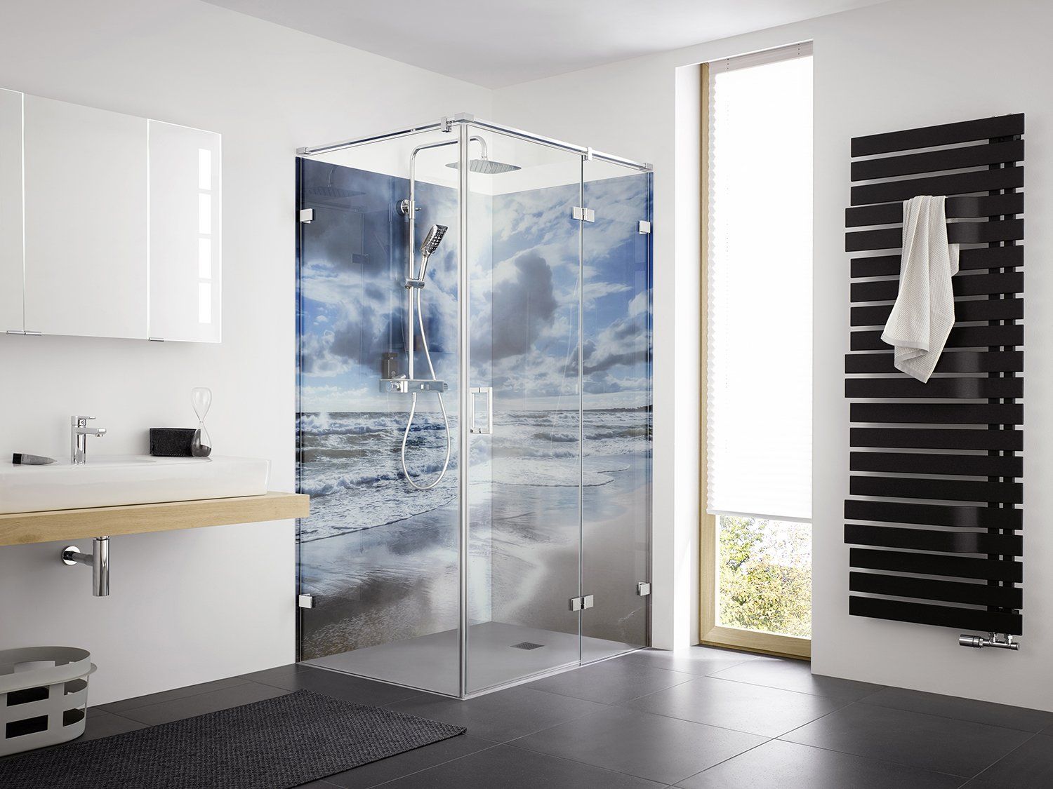 Dusche mit Wandverkleidung im Meeresmuster in Ecke eines Bades mit schwarzen Fliesen