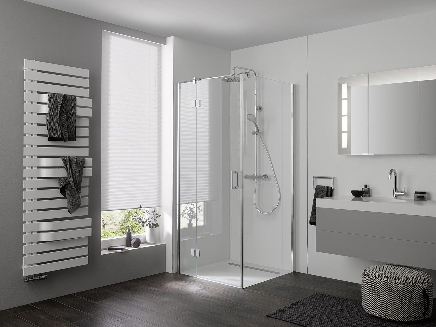 Dusche in Ecke neben großem Fenster und weißem Handtuchhalter