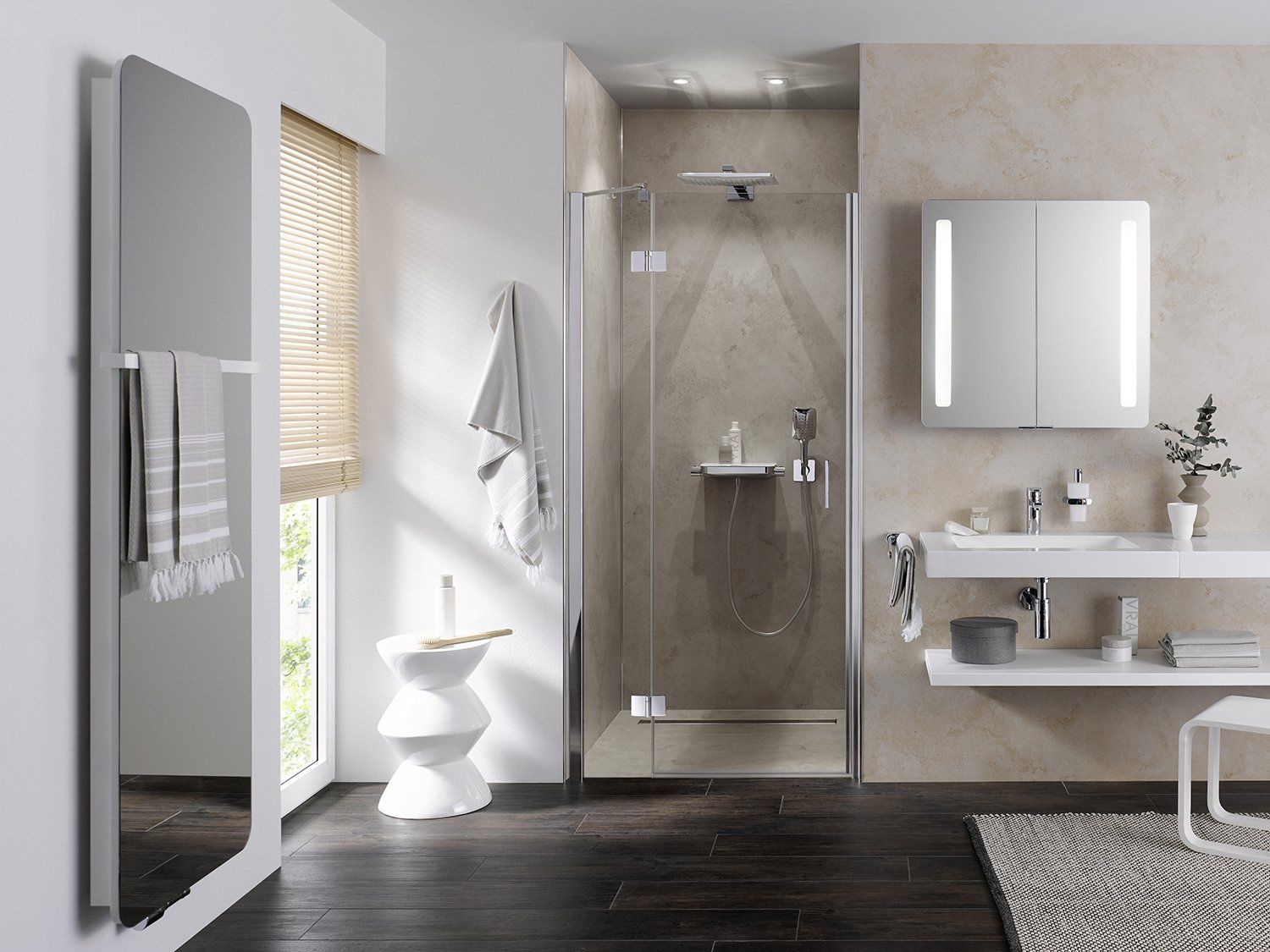 großes Badezimmer mit Dusche in Nische eingebaut