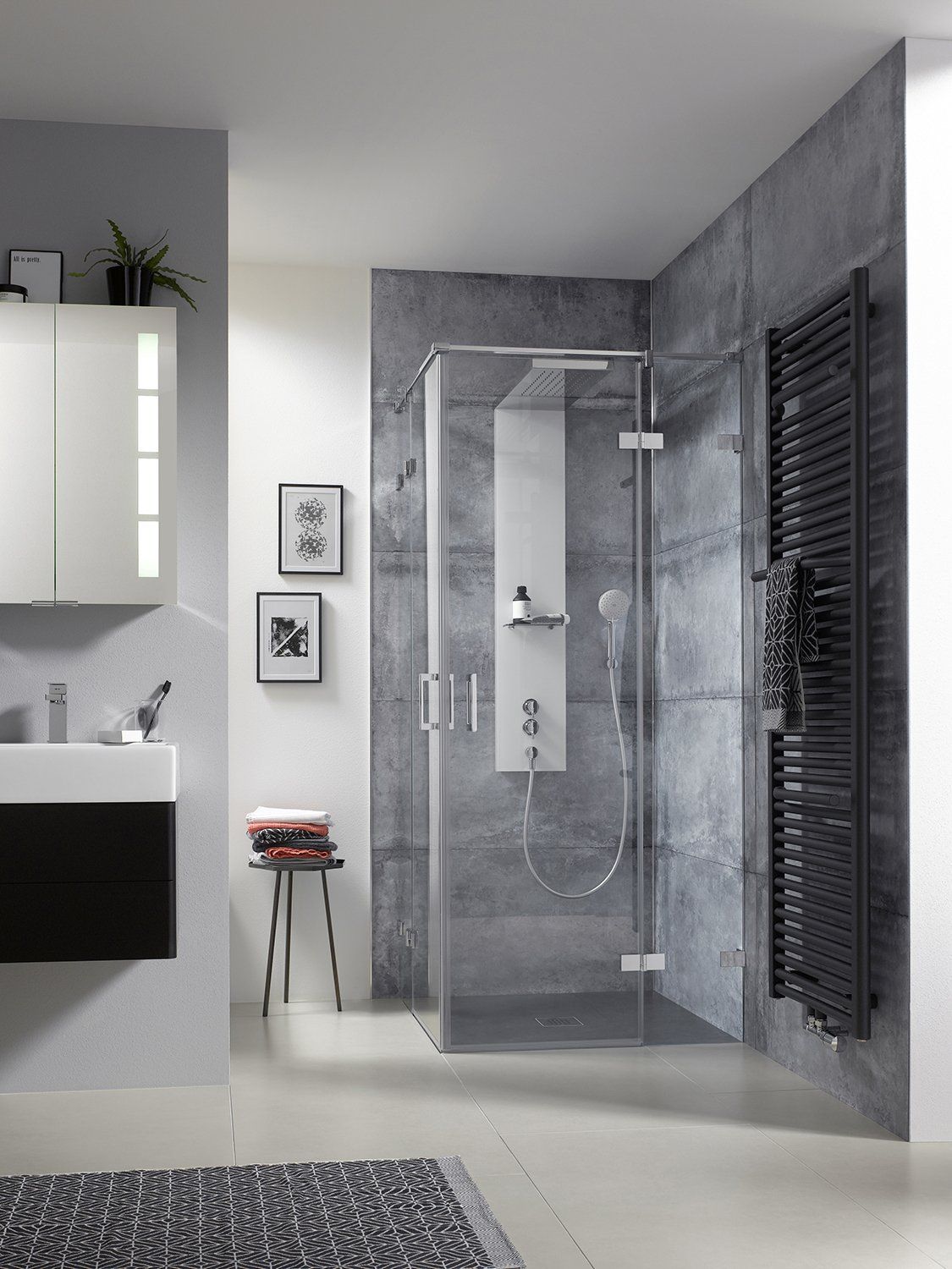 Dusche mit Steinwand und Eckeinstieg