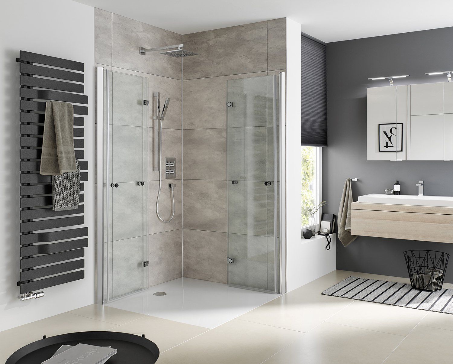 Geöffnete Walk In Dusche mit Eckeinstieg