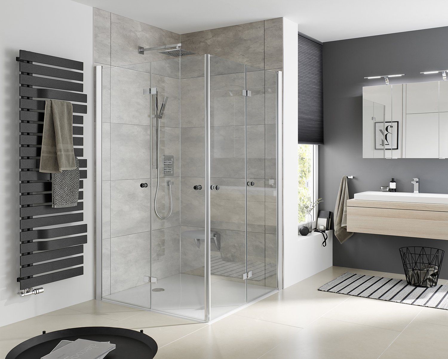 Elegantes Badezimer mit Waschbecken und Dusche mit Eckeinstieg