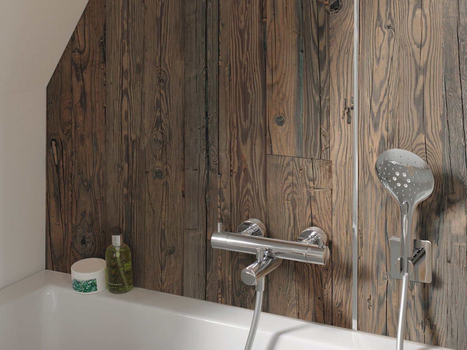 Badezimmer mit Wandverkleidung in Eichen-Optik