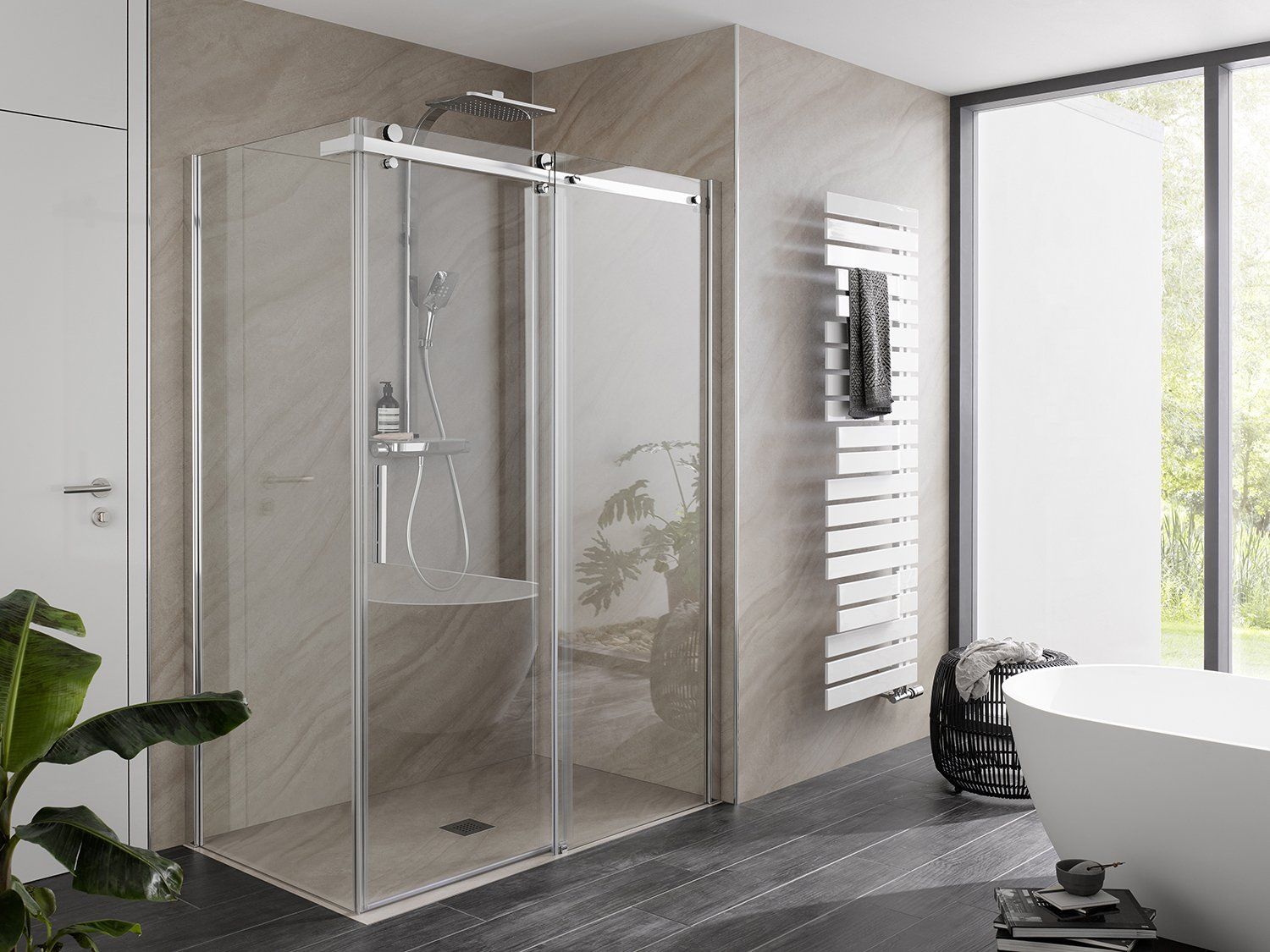 Badezimmer mit großen Fenstern und Dusche in Nische