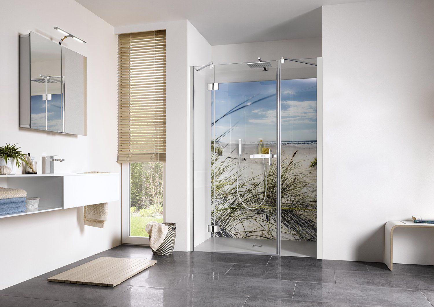 Dusche in Badezimmer mit Strandtapete als Hintergrund