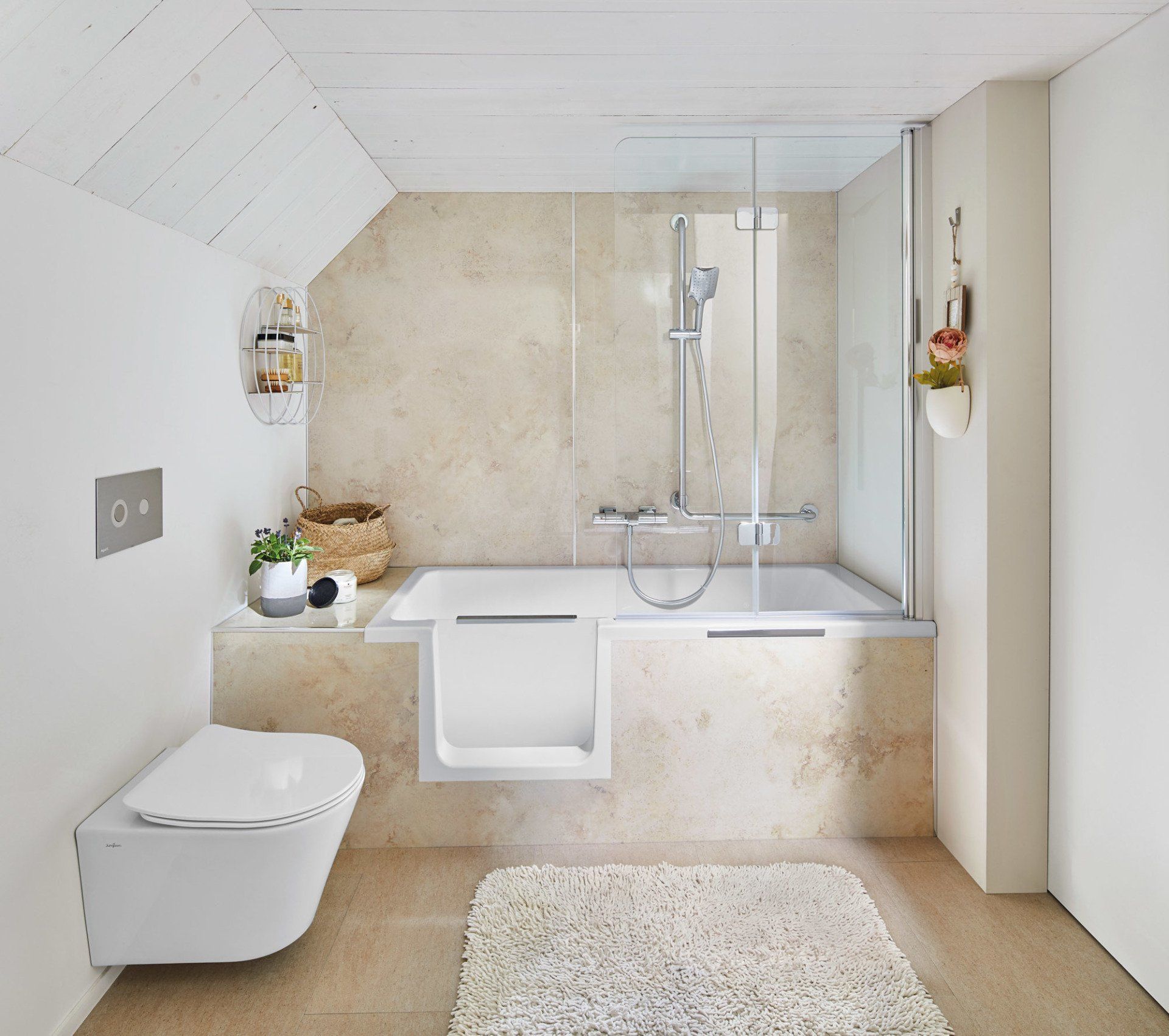 Badezimmer mit grauen Fliesen und Runddsuche in Ecke