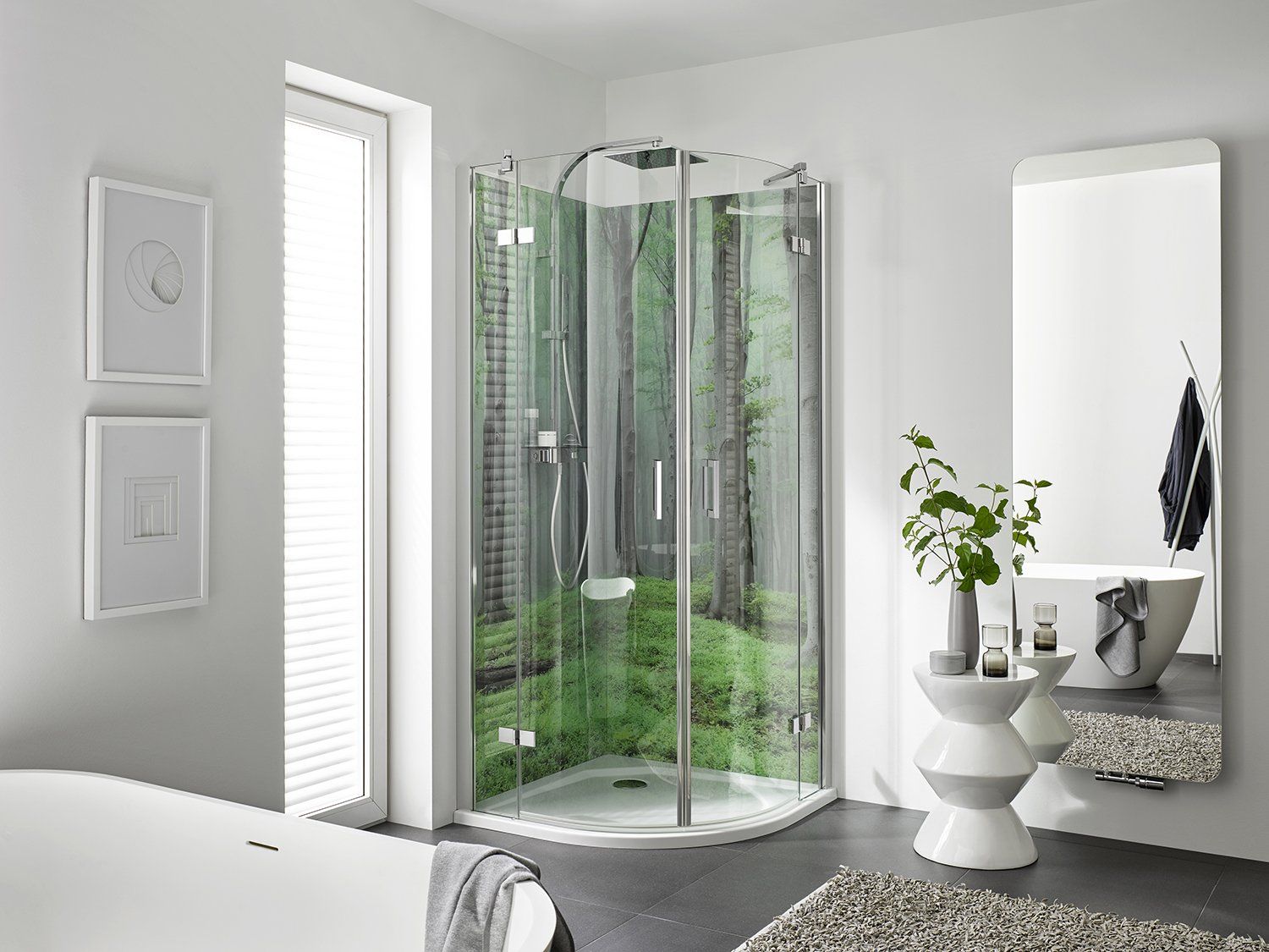 Badezimmer mit Runddusche und Urwaldfototapete