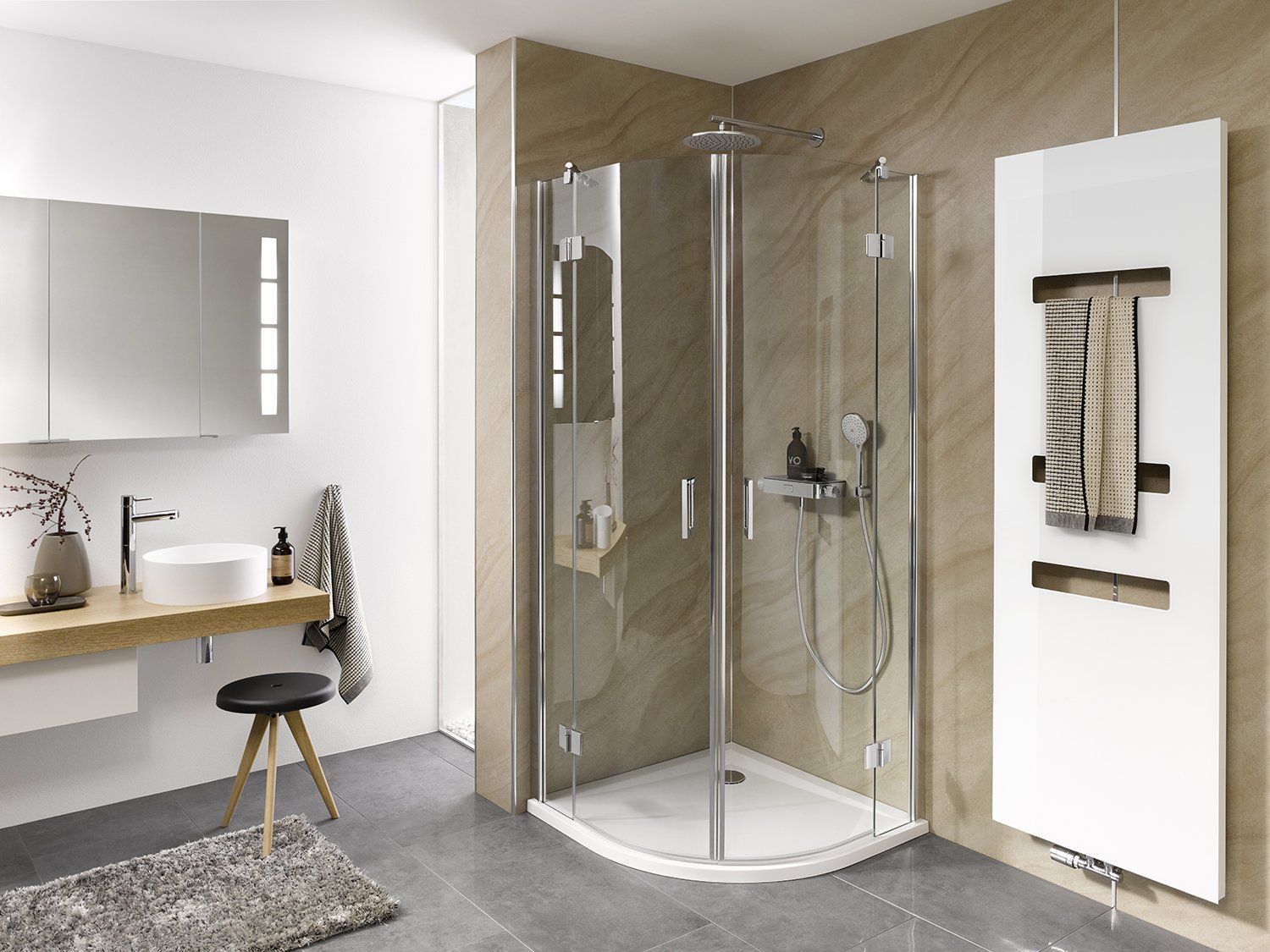Runddusche in edlem Badezimmer Marmorwand