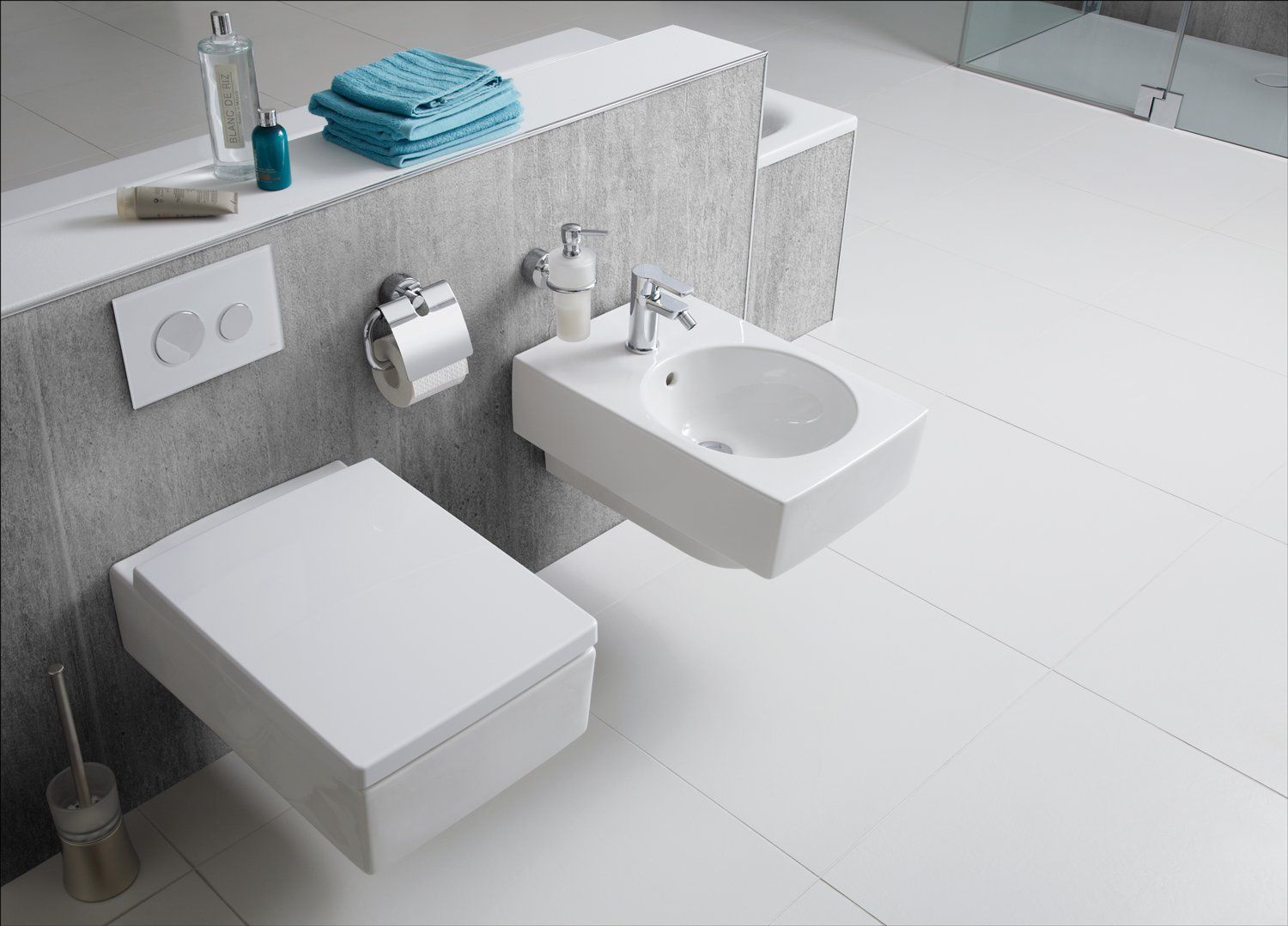 Wandverkleidung im Badezimmer in Sichtbeton-Optik