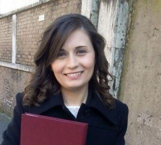 Primo piano di un ripiano piena di vecchi libri di leggi