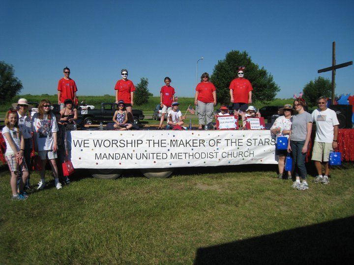 mandan umc parade float volunteers