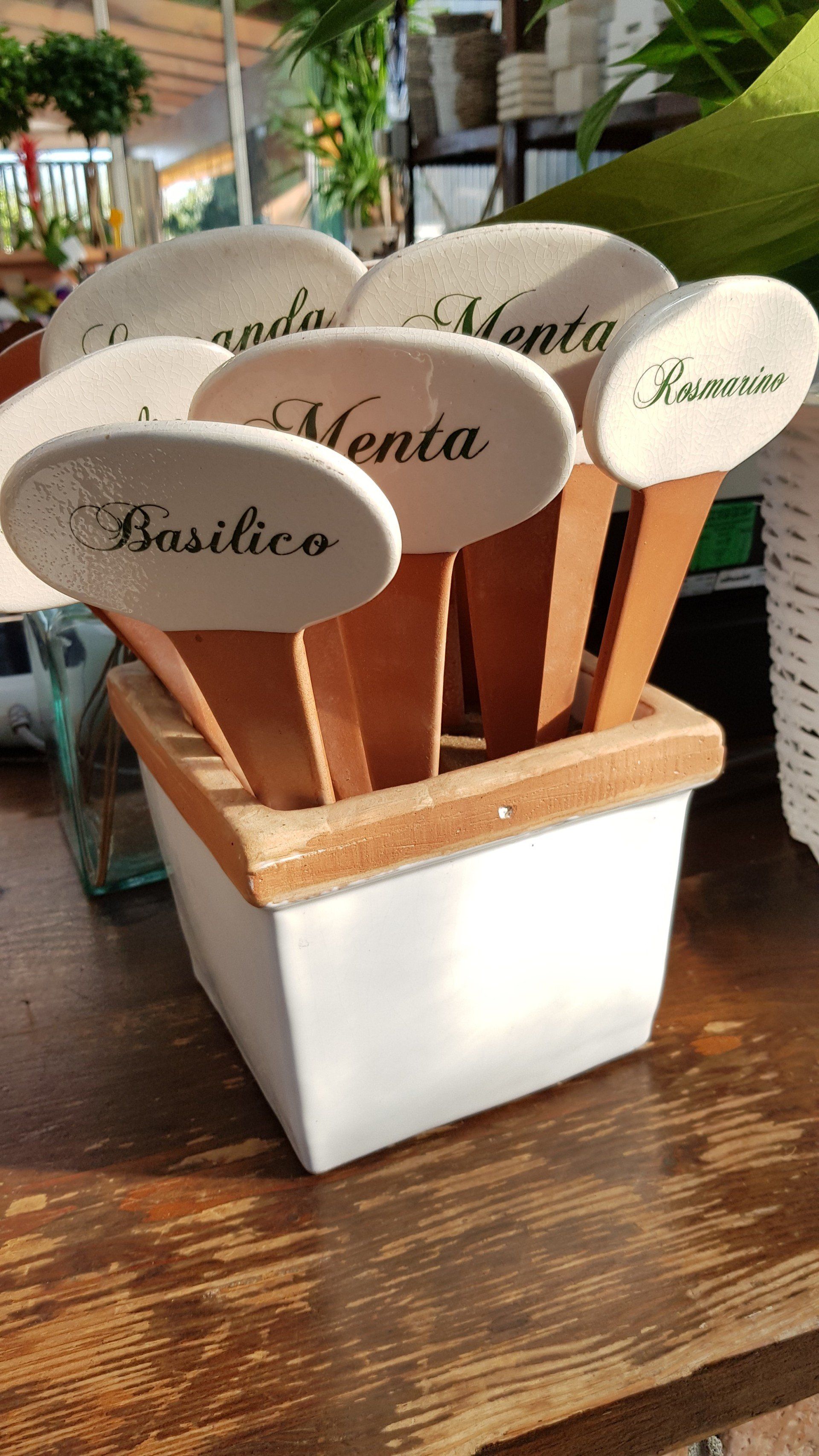 oggettistica in esposizione vivaio