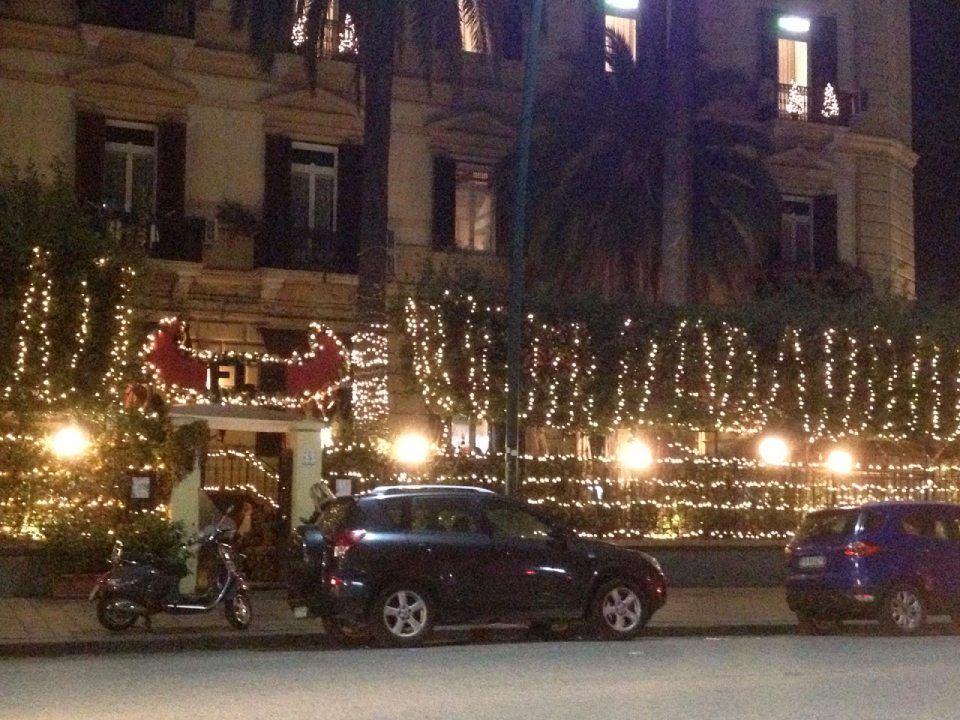 allestimento natalizio nel prospetto di un negozio