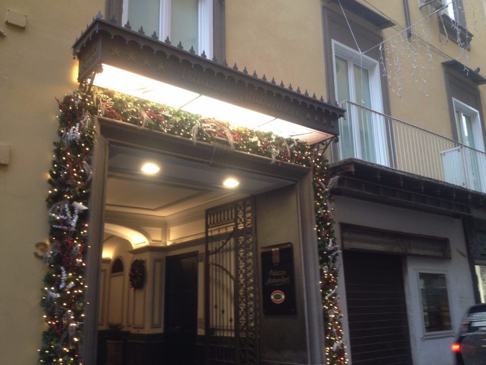 ingresso attività commerciale addobbata con luci e fiori