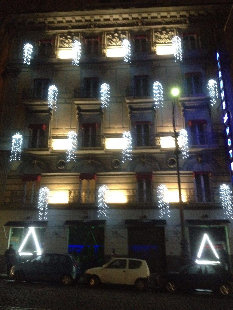 albergo con decorazioni floreali sulla facciata