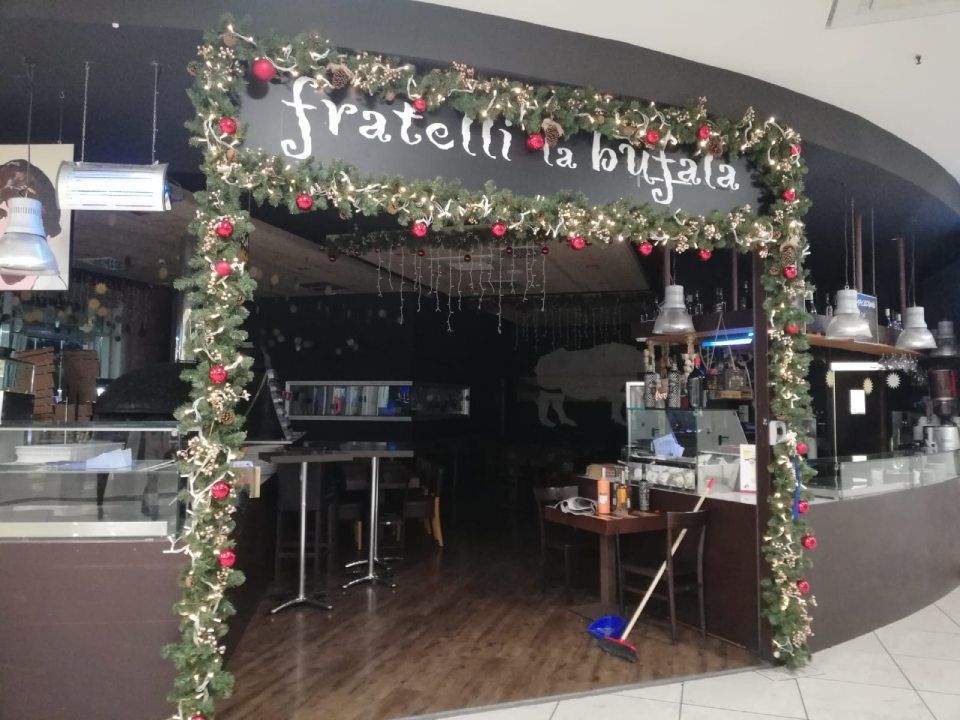 allestimento natalizio ingresso pizzeria