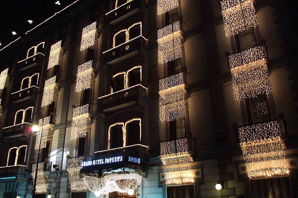 albergo con luci di natale sulla facciata