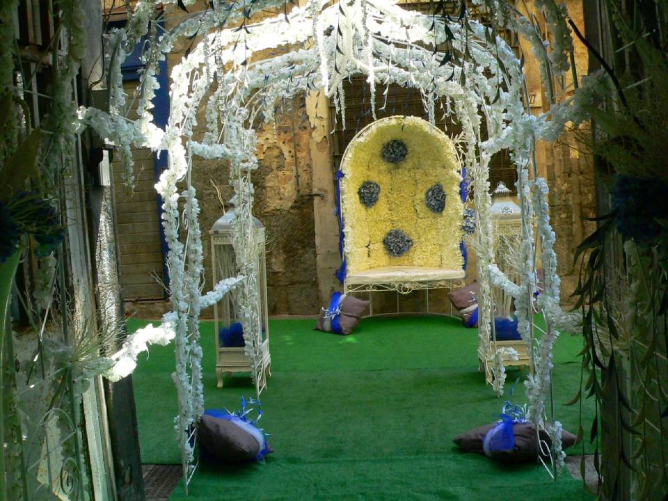 corridoio ad arco con fiori