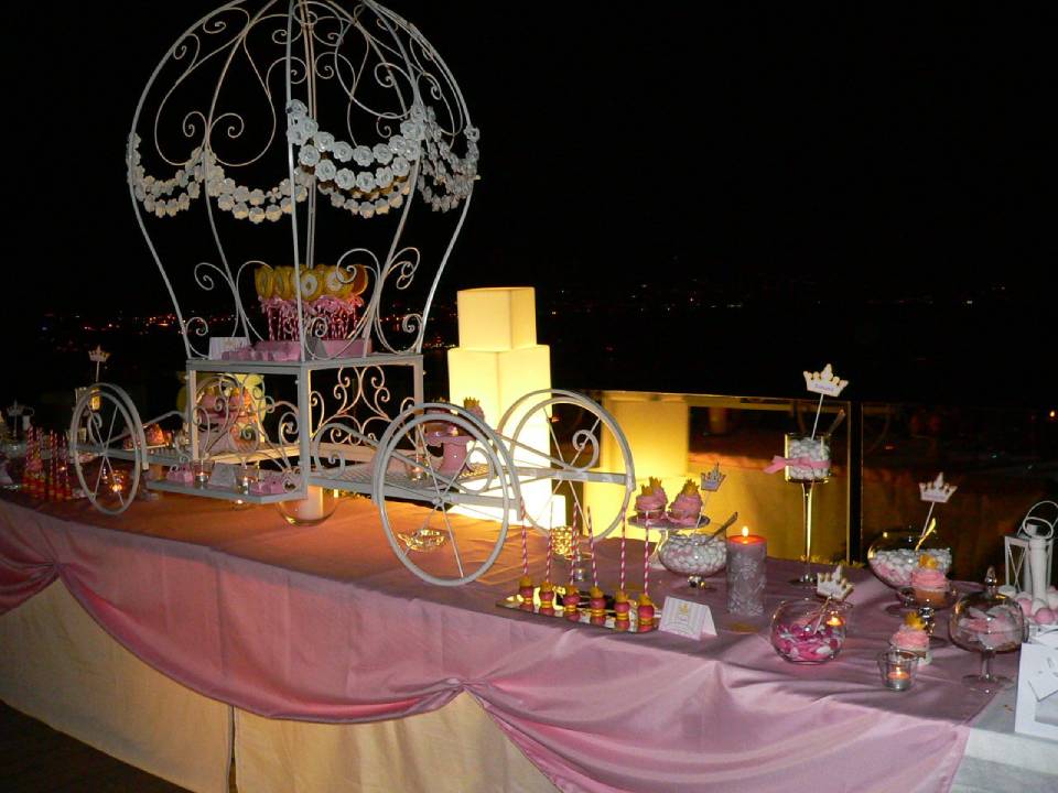 tavolo matrimonio con composizione a forma di mongolfiera