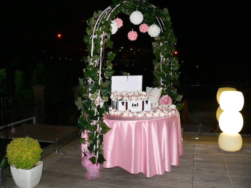 tavolo sposi con composizione floreale ad arco