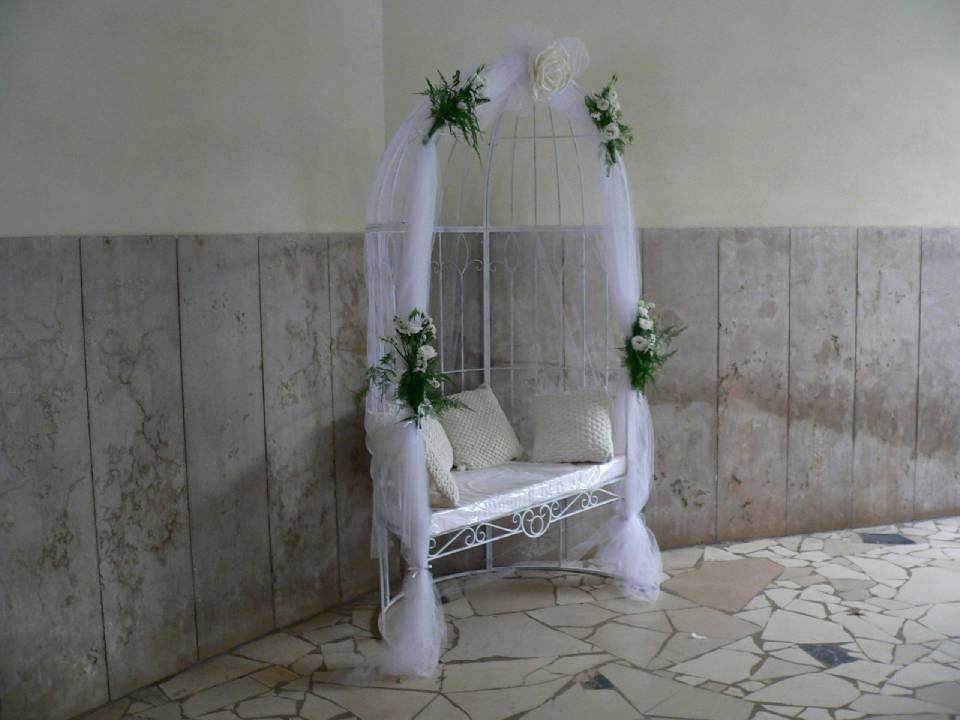 arco con fiori bianchi