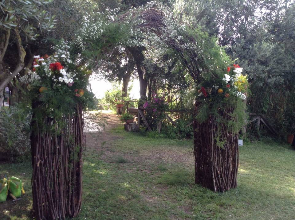 fiori ad arco per matrimonio in giardino