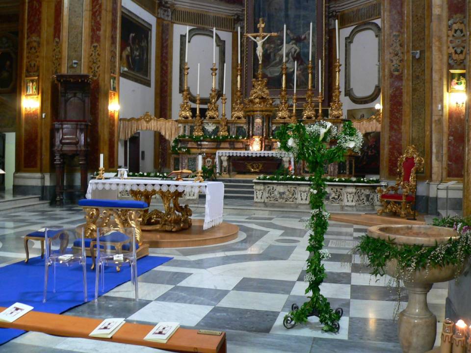 chiesa allestita per un matrimonio