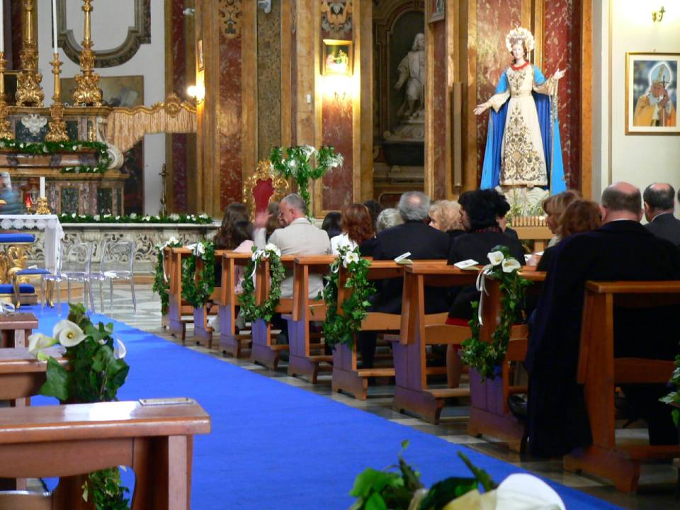 addobbi floreali nei banchi della chiesa