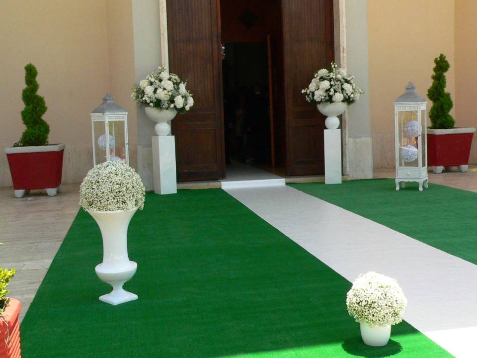 ingresso chiesa con tappeto e fiori bianchi