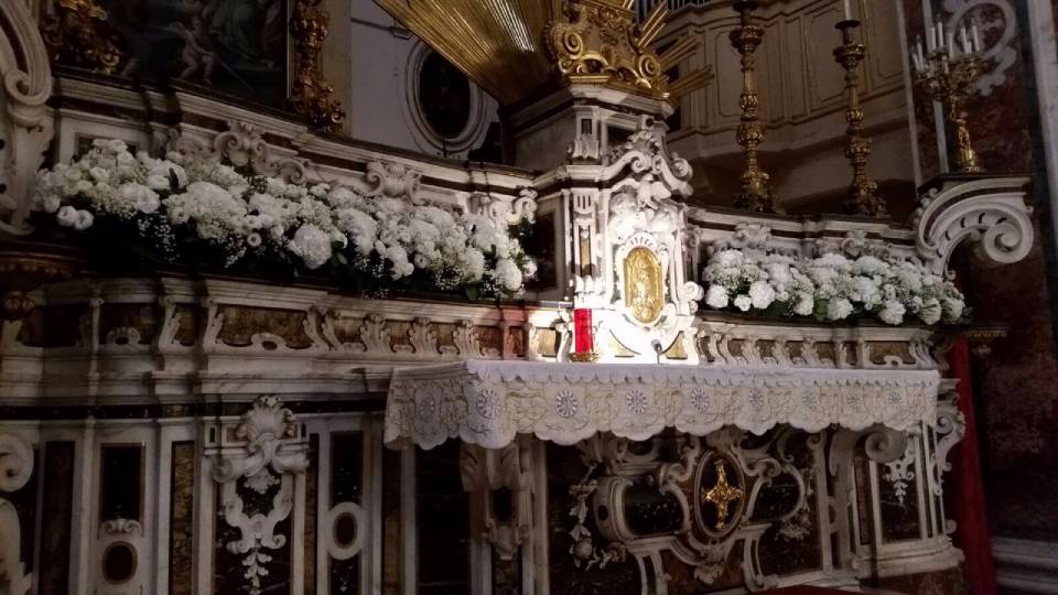 altare con fiori bianchi