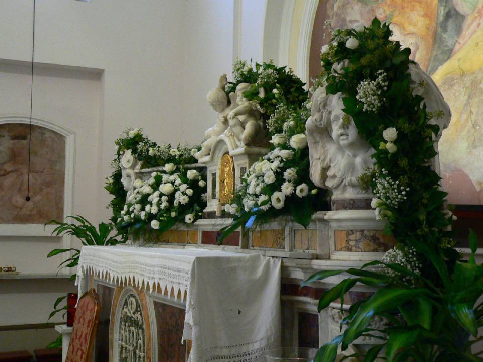 composizioni floreali sull'altare