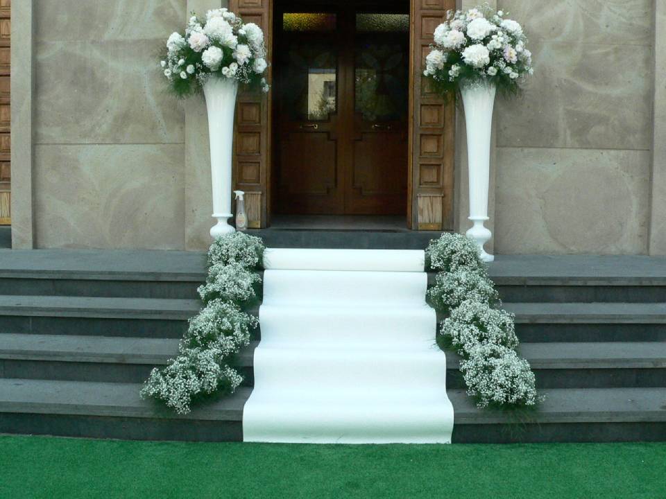 addobbi floreali per scala chiesa