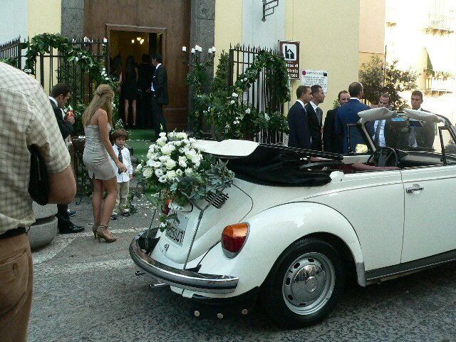 Auto per per matrimonio con addobbi floreali