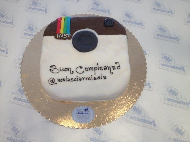 torta di compleanno a forma di logo instagram