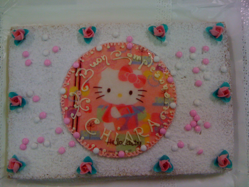 torta di compleanno decorata con Hello Kitty