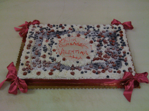 torta di compleanno con frutti di bosco
