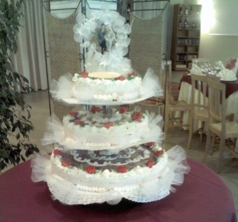 torta nuziale con statuette sposi