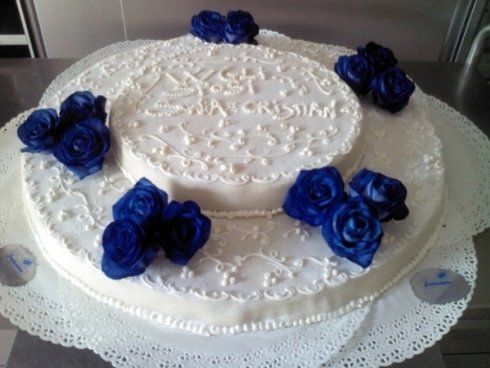 torta di nozze bianca con fiori blu