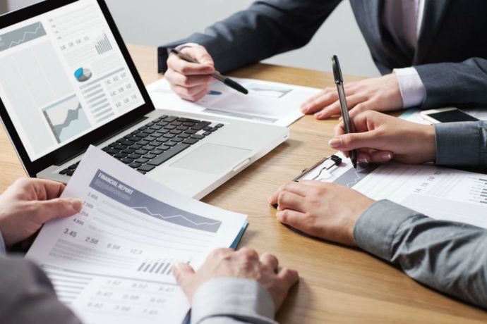 ragionieri e clienti in studio
