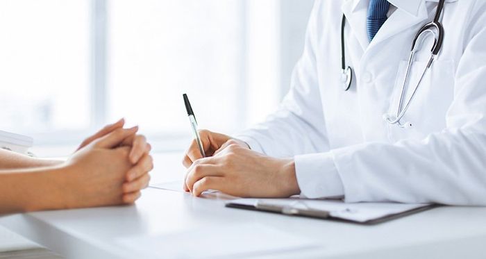 due mani di una donna di fronte a un dottore che sta prendendo appunti su un rilievo di scrittura sulla scrivania due mani di una donna di fronte a un dottore che sta prendendo appunti su un rilievo di scrittura sulla scrivania a Assemini, CA