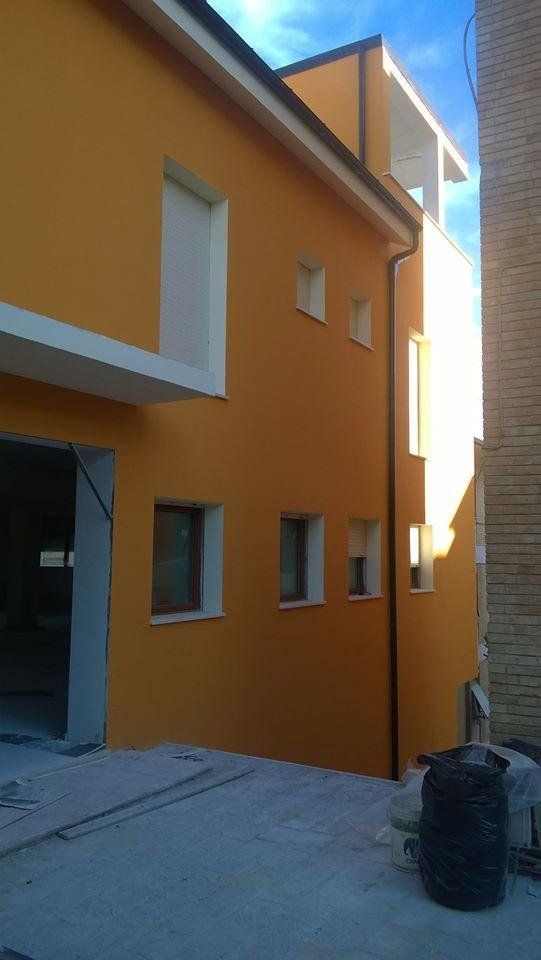 palazzo con sistemi avvolgibili